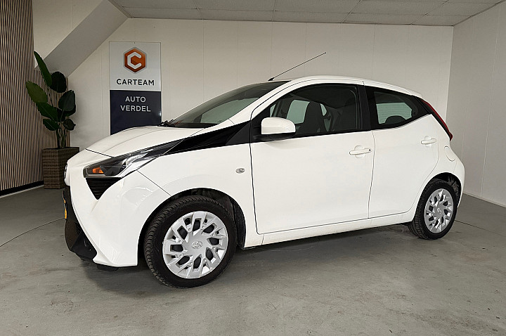 Toyota Aygo 1.0 VVT-i x-play limited Airco, Navigatie. Rechts lichte dorpelschade