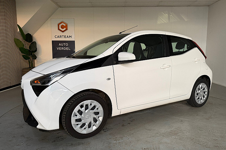Toyota Aygo 1.0 VVT-i x-play Airco, Carplay-navigatie, Camera+sencoren, Stoelverwarming,