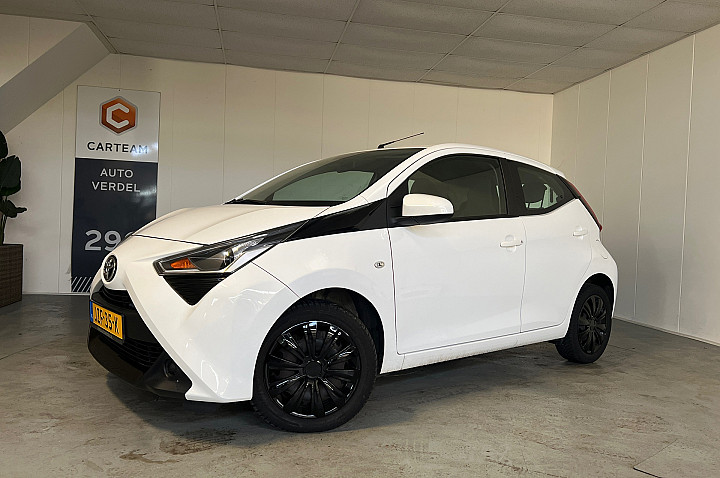 Toyota Aygo 1.0 VVT-i Black & White X-play Airco, Navigatie, Camera